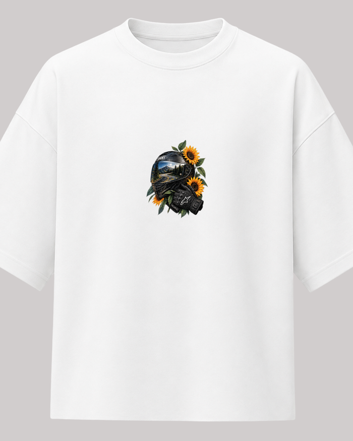 Ride & Bloom Oversize T-Shirt – Motorcu Kaskı ve Ayçiçeği Baskılı