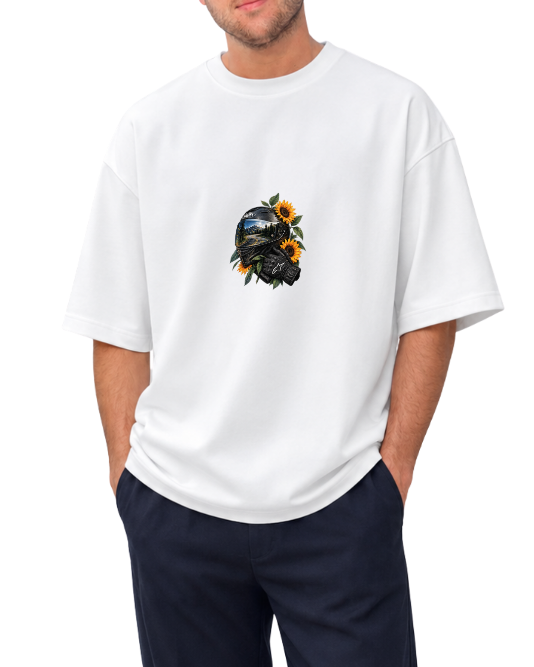Ride & Bloom Oversize T-Shirt – Motorcu Kaskı ve Ayçiçeği Baskılı