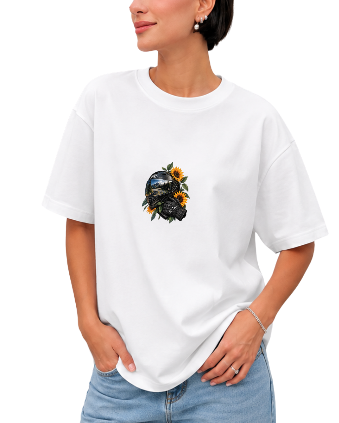 Ride & Bloom Oversize T-Shirt – Motorcu Kaskı ve Ayçiçeği Baskılı
